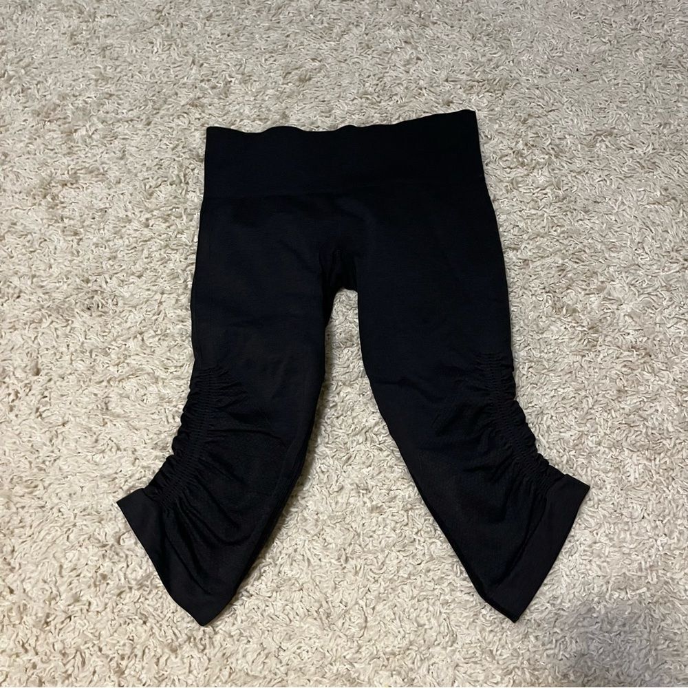 Lululemon seamless cropped leggings size 6